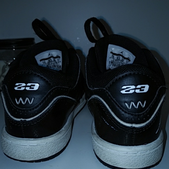 Nike Air Jordon 1 Boy's Black Low Sneaker 11 - Picture 5 of 6